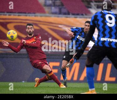 Rom. Januar 2021. Achraf Hakimi (C) des FC Inter (C) punktet bei einem Fußballspiel der Serie A zwischen Roma und FC Inter in Rom, Italien, am 10. Januar 2021. Quelle: Xinhua/Alamy Live News Stockfoto