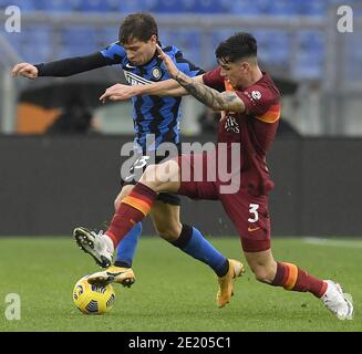 Rom. Januar 2021. Nicolo Barella (L) von FC Inter steht mit Roger Ibanez von Roma während eines Fußballspiels der Serie A zwischen Roma und FC Inter in Rom, Italien, am 10. Januar 2021. Quelle: Xinhua/Alamy Live News Stockfoto