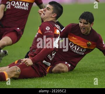 Rom. Januar 2021. Roma Gianluca Mancini (L) feiert sein Tor während einer Serie A Fußballspiel zwischen Roma und FC Inter in Rom, Italien, 10. Januar 2021. Quelle: Xinhua/Alamy Live News Stockfoto