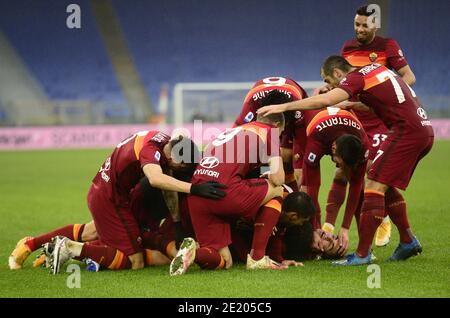 Rom. Januar 2021. Roma-Spieler feiern für ein Tor von Gianluca Mancini während einer Serie A Fußballspiel zwischen Roma und FC Inter in Rom, Italien, 10. Januar 2021 erzielt. Quelle: Xinhua/Alamy Live News Stockfoto