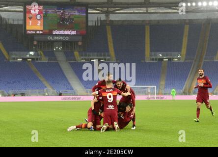 Rom. Januar 2021. Roma-Spieler feiern für ein Tor von Gianluca Mancini während einer Serie A Fußballspiel zwischen Roma und FC Inter in Rom, Italien, 10. Januar 2021 erzielt. Quelle: Xinhua/Alamy Live News Stockfoto