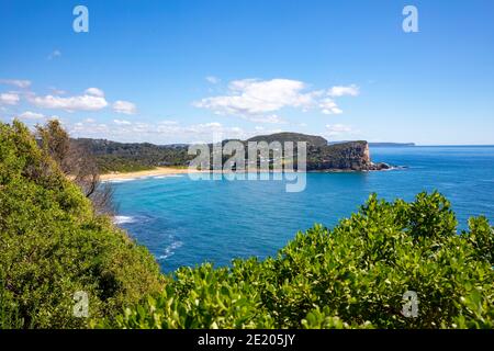 Blick von Bilgola Kopf identifiziert Avalon Beach, Bangalley Head und die NSW Central Coast im Hintergrund, Sydney, Australien Stockfoto