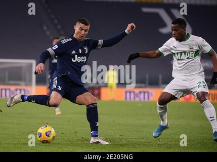 Turin, Italien. Januar 2021. Juventus' Cristiano Ronaldo (L) tritt während eines Serie-A-Fußballspiels zwischen Juventus und Sassuolo in Turin, Italien, am 10. Januar 2021 an. Quelle: Federico Tardito/Xinhua/Alamy Live News Stockfoto