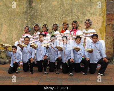 Panamaische Mädchen, die die pollera tireada, eine panamaische typische Tracht, in der Panama-Stadt-Altstadt tragen. Stockfoto