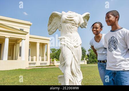 Alabama Demopolis Gaineswood Greek Revival Mansion 1861, Schwarzer Junge Mädchen Teenager Teenager Teenager Teenager Geschwister suchen klassische Statue, geflügelt, historisches Haus, Stockfoto