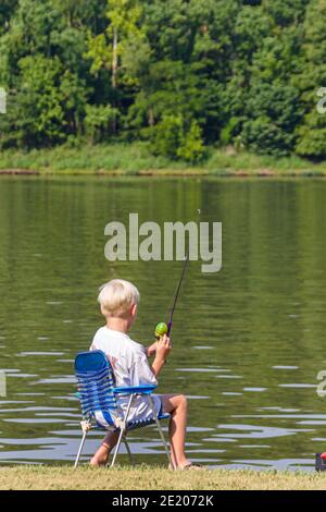 Alabama Demopolis Tombigbee River Wasser junge Angeln, Stockfoto