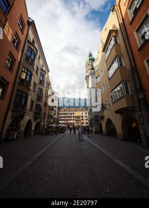 Stadtbild Stadtpanorama historische Gebäude Fassade des Hauptplatzes Friedrich Herzog Straße Stadtzentrum von Innsbruck Tirol Österreich Europa Stockfoto