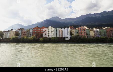 Panoramablick auf die Mariahilfstrasse Bunte Häuser historische Gebäude Architektur Inn Fluss vom Marktplatz Innsbruck Tirol Österreich Euro Stockfoto