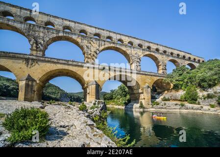 Die alte römische Aquädukt Brücke von Pont du Gard über den Fluss Gardon, im ersten Jahrhundert n. Chr. gebaut, um Wasser über 50 km zur römischen Kolonie zu transportieren Stockfoto