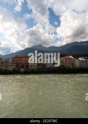 Panoramablick auf die Mariahilfstrasse Bunte Häuser historische Gebäude Architektur Inn Fluss vom Marktplatz Innsbruck Tirol Österreich Euro Stockfoto