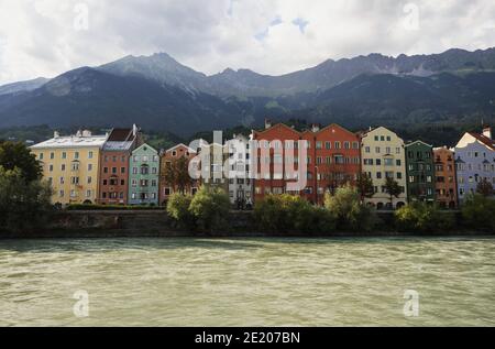 Panoramablick auf die Mariahilfstrasse Bunte Häuser historische Gebäude Architektur Inn Fluss vom Marktplatz Innsbruck Tirol Österreich Euro Stockfoto