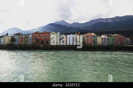 Panoramablick auf die Mariahilfstrasse Bunte Häuser historische Gebäude Architektur Inn Fluss vom Marktplatz Innsbruck Tirol Österreich Euro Stockfoto