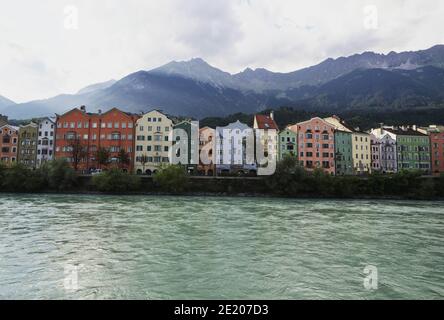 Panoramablick auf die Mariahilfstrasse Bunte Häuser historische Gebäude Architektur Inn Fluss vom Marktplatz Innsbruck Tirol Österreich Euro Stockfoto