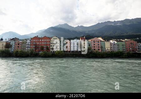 Panoramablick auf die Mariahilfstrasse Bunte Häuser historische Gebäude Architektur Inn Fluss vom Marktplatz Innsbruck Tirol Österreich Euro Stockfoto