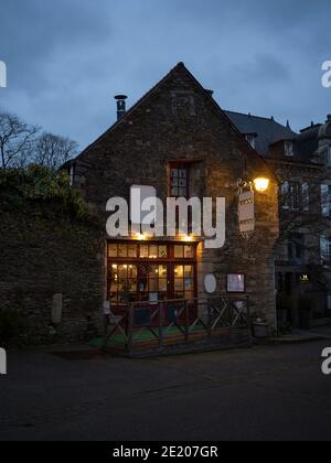 Abends Panorama der traditionellen historischen mittelalterlichen Architektur Gebäude Häuser charmant Dorf Josselin Ploermel Pontivy Morbihan Bretagne Fran Stockfoto