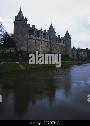 Panorama-Ansicht Spiegelung der mittelalterlichen Burg Chateau de Josselin in Fluss Oust Morbihan Bretagne Frankreich in Europa Stockfoto