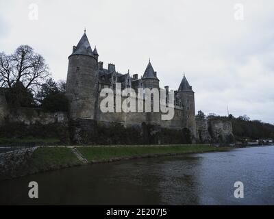 Panorama-Ansicht Spiegelung der mittelalterlichen Burg Chateau de Josselin in Fluss Oust Morbihan Bretagne Frankreich in Europa Stockfoto