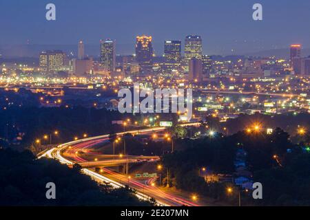 Birmingham Alabama, Skyline der Innenstadt, Interstate 65 Nacht am Abend, Stockfoto