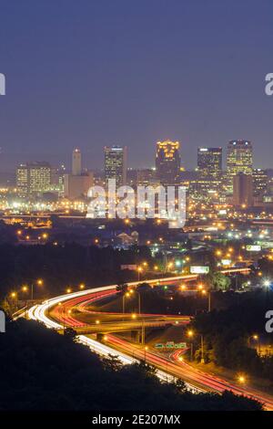 Birmingham Alabama, Skyline der Innenstadt, Interstate 65 Nacht am Abend, Stockfoto