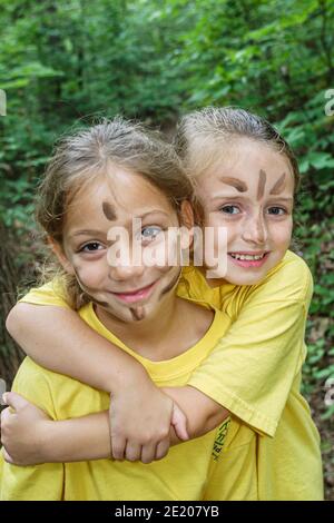 Birmingham Alabama, Ruffner Mountain Nature Center Zentrum, Sommercamp Studenten Mädchen Freunde Hämatit Eisen Erz Gesichtsbemalung, Stockfoto