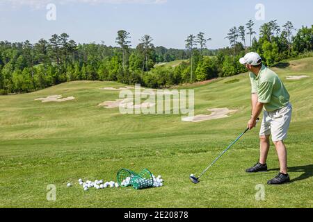 Alabama Greenville Cambrian Ridge Golf Course, Robert Trent Jones Golf Trail, Mannspielerbälle üben Driving Range Golfer, Stockfoto