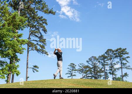 Alabama Greenville Cambrian Ridge Golfplatz, Robert Trent Jones Golf Trail Golfspieler Mann Fairway, schwingt Hits, Stockfoto