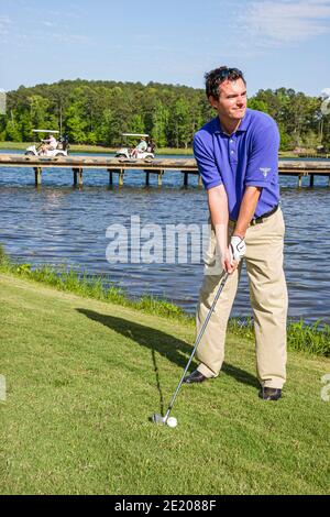 Alabama Greenville Cambrian Ridge Golfplatz, Robert Trent Jones Golf Trail Golfspieler Mann Fairway, Schaukeln trifft Eisenklub See Wasser Karren, Stockfoto