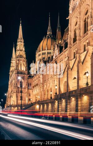 Budapester ikonisches Parlamentsgebäude, beleuchtet bei Nacht Stockfoto