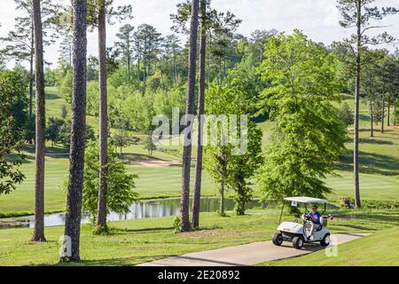 Alabama Greenville Cambrian Ridge Golfplatz, Robert Trent Jones Golf Trail, Golfspieler Mann elektrischer Wagen See Wasser, Stockfoto