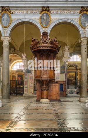 Innenraum der Kirche Santa Maria Aracoeli in Rom, Italien Stockfoto