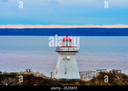 Ein Landschaftsbild des Cape Enrage Leuchtturms in Alberta County New Brunswick an der Bay of Fundy zu warnen Bootsreisende der felsigen Küstenlinie von Stockfoto