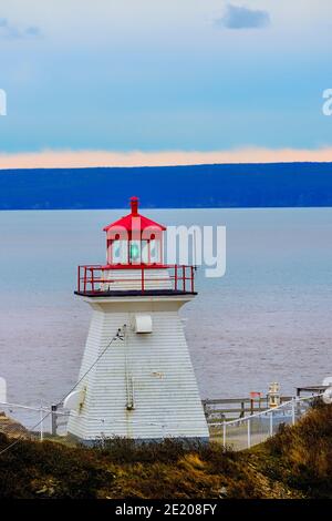 Ein vertikales Bild des Cape Enrage Leuchtturms in Alberta County New Brunswick an der Bay of Fundy zu warnen Bootsreisende der felsigen Küstenlinie Stockfoto