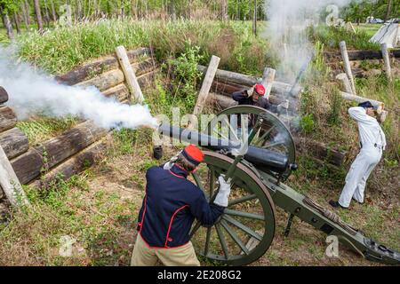 Alabama Historic Blakeley State Park Civil war Reenactment, Schlacht von Blakeley Union Soldaten feuern Kanonen sprengen Rauch, Stockfoto