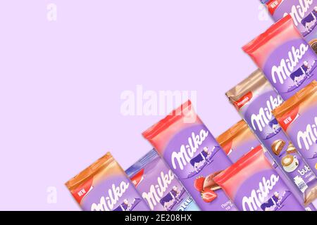 CHARKOW, UKRAINE - 8. DEZEMBER 2020: Viele violette Milka-Schokoriegel. Milka ist eine Schweizer Marke von Schokolade Konfektion international von hergestellt Stockfoto