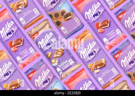 CHARKOW, UKRAINE - 8. DEZEMBER 2020: Viele violette Milka-Schokoriegel. Milka ist eine Schweizer Marke von Schokolade Konfektion international von hergestellt Stockfoto