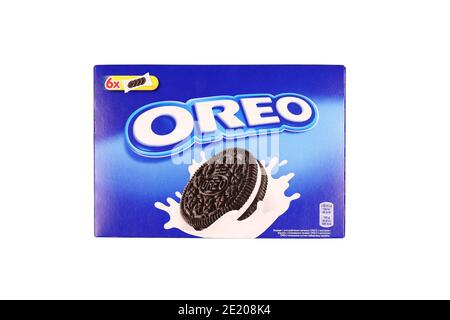 CHARKOW, UKRAINE - 8. DEZEMBER 2020: Oreo Sandwich-Cookies-Box auf weißem Hintergrund. Oreo ist eine Ware, die von Nabisco Division von Mondelez Inter hergestellt wird Stockfoto