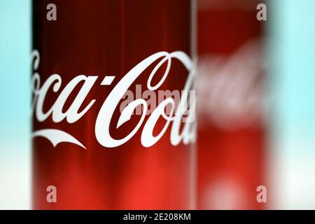 CHARKOW, UKRAINE - 8. DEZEMBER 2020: Zwei Coca Cola Aluminium-Getränkedosen auf weißem Tisch. Coca-Cola oder Cola ist ein kohlensäurehaltiges Erfrischungsgetränk, das von T hergestellt wird Stockfoto