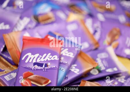 CHARKOW, UKRAINE - 8. DEZEMBER 2020: Viele Umhüllungen von violetter Milka-Schokolade. Milka ist eine Schweizer Marke von Schokolade Konfektion hergestellt Internation Stockfoto