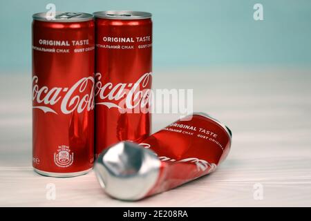 CHARKOW, UKRAINE - 8. DEZEMBER 2020: Coca Cola Aluminium Getränkedosen auf weißem Tisch. Coca-Cola oder Cola ist ein kohlensäurehaltiges Erfrischungsgetränk, das von der C hergestellt wird Stockfoto
