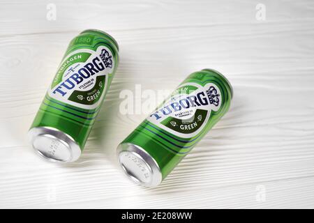 CHARKOW, UKRAINE - 8. DEZEMBER 2020: Aluminiumdosen von grünem Tuborg-Bier auf Holzhintergrund. Tuborg ist ein dänisches Brauunternehmen, das 1873 gegründet wurde Stockfoto