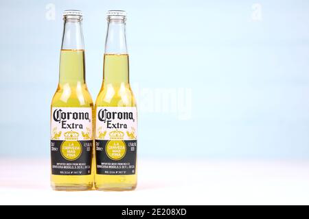 CHARKOW, UKRAINE - 9. DEZEMBER 2020: Zwei Flaschen Corona Extra Bier. Corona, produziert von Grupo Modelo mit Anheuser Busch InBev, ist der beliebteste i Stockfoto