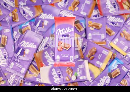 CHARKOW, UKRAINE - 8. DEZEMBER 2020: Viele Umhüllungen von violetter Milka-Schokolade. Milka ist eine Schweizer Marke von Schokolade Konfektion hergestellt Internation Stockfoto