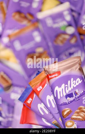 CHARKOW, UKRAINE - 8. DEZEMBER 2020: Viele Umhüllungen von violetter Milka-Schokolade. Milka ist eine Schweizer Marke von Schokolade Konfektion hergestellt Internation Stockfoto