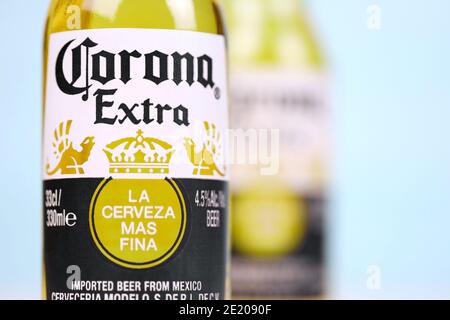CHARKOW, UKRAINE - 9. DEZEMBER 2020: Zwei Flaschen Corona Extra Bier. Corona, produziert von Grupo Modelo mit Anheuser Busch InBev, ist der beliebteste i Stockfoto
