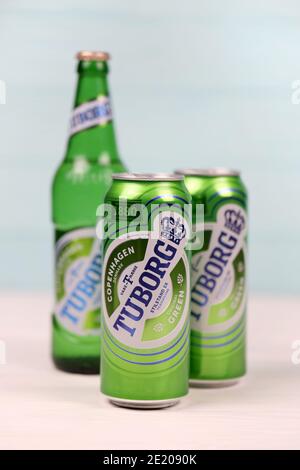 CHARKOW, UKRAINE - 8. DEZEMBER 2020: Aluminiumdosen von grünem Tuborg-Bier auf Holzhintergrund. Tuborg ist ein dänisches Brauunternehmen, das 1873 gegründet wurde Stockfoto