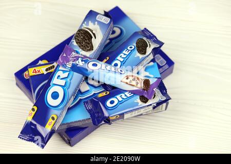 CHARKOW, UKRAINE - 8. DEZEMBER 2020: Oreo Sandwich-Kekse und blaue Produktboxen auf weißem Tisch. Oreo ist ein Sandwich-Cookie mit einer süßen Sahne ist die Stockfoto