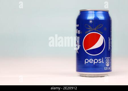 CHARKOW, UKRAINE - 8. DEZEMBER 2020: Aluminium-Dose Pepsi Softdrink aus nächster Nähe. Pepsi ist ein kohlensäurehaltiges Erfrischungsgetränk, das von PepsiCo hergestellt wird. Pepsi wurde geschaffen Stockfoto