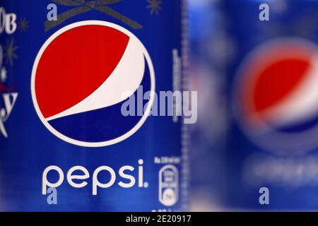 CHARKOW, UKRAINE - 8. DEZEMBER 2020: Aluminiumdosen Pepsi Softdrink aus nächster Nähe. Pepsi ist ein kohlensäurehaltiges Erfrischungsgetränk, das von PepsiCo hergestellt wird. Pepsi wurde geschaffen Stockfoto