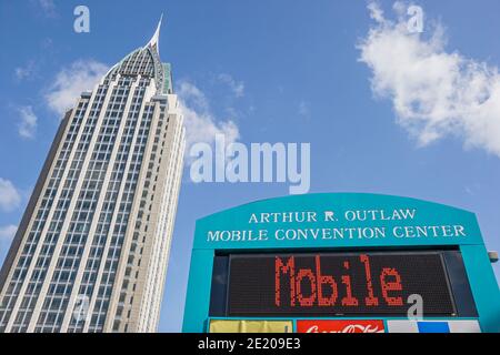 Alabama Mobile Water Street Convention Center Center Schild, RSA Battle House Tower Wolkenkratzer, Stockfoto