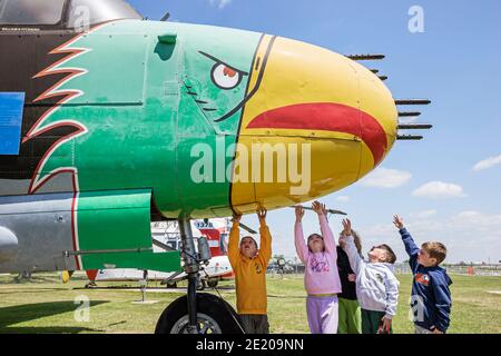 Alabama Mobile USS Alabama Battleship Memorial Park, militärische Ausstellungen B25 Kampfflugzeug Jungen Mädchen Kinder, Stockfoto